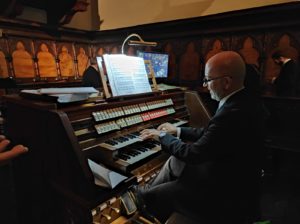 Il coro e il maestro Gabellieri